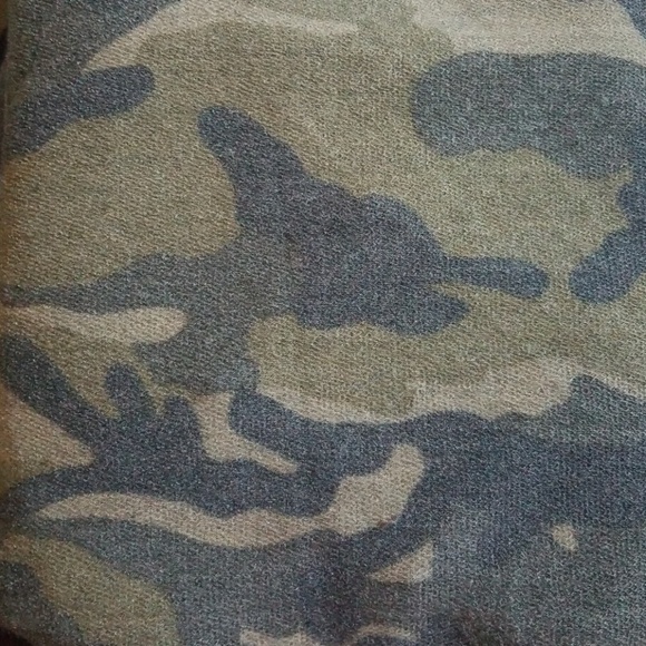 NWOT CAMOUFLAGE CROP TOP. NEW - Picture 5 of 5